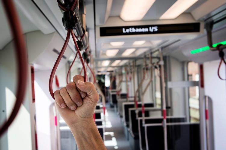 Letbaner kan styrke den kollektive trafik i København. Derfor skal ideen om en havnetunnel skrottes til fordel for investeringer i moderne sporvogne, mener Enhedslisten. Billedet er fra de letbanetog, der er på vej i Aarhus. 