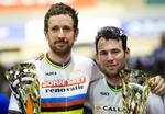 Bradley Wiggins (t.v.) sammen med Mark Cavendish efter at de som regerende verdensmestre i parløb sidste år havde vundet seksdagesløbet i Gent.

   