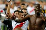 Perus Aldo Corzo jubler sammen med sine holdkammerater efter Perus 2-0 sejr over New Zealand.  