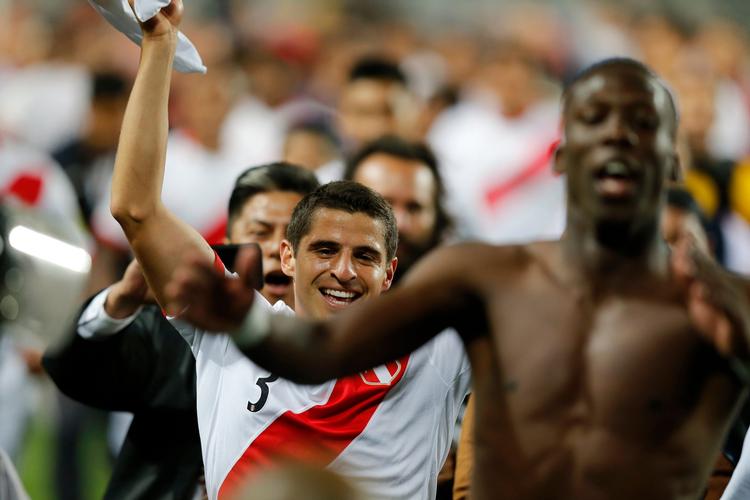 Perus Aldo Corzo jubler sammen med sine holdkammerater efter Perus 2-0 sejr over New Zealand.  