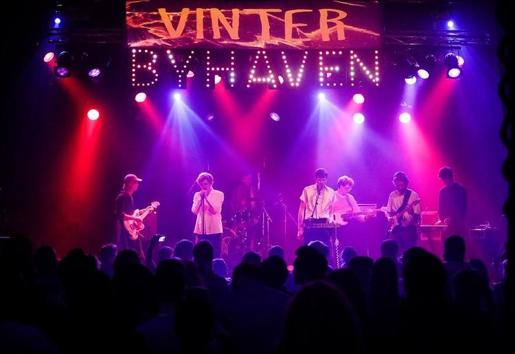 Vinterbyhaven starter aftenen med en omgang Byhavebingo, hvor man kan vinde koncertbilletter, bobler, øl og andre gode ting. 