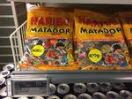 En pose Matadormix er sat ned fra 64,95 kroner i Brugseni i Nuuk. I Grønland er det sædvanligt med meget høje priser på  slik. Herhjemme har regeringen besluttet ikke at lade afgifterne stige. 