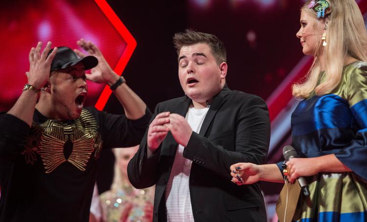 Morten Nørgaard (i midten, red.) blev den 10. vinder af X-factor i Danmark. Det får han her at vide.  