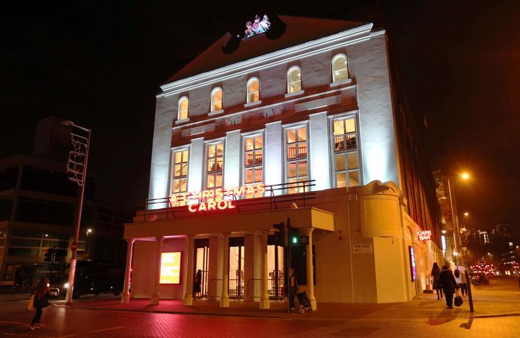 Det var her på The Old Vic tæt på Waterloo Station i London, at Kevin Spacey i en årrække fungerede som kunstnerisk leder. 