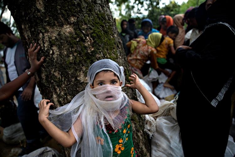 Over 600.000 rohingyaer er siden august flygtet fra Myanmar over grænsen til Bangladesh for at undgå systematisk forfølgelse i hjemlandet. De er flygtet fra det, som FN's højkommissær for menneskerettigheder, Zeid Ra’ad al-Hussein, har beskrevet som et »skoleeksempel på etnisk udrensning«.  