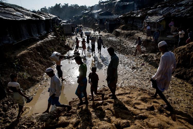 Over 600.000 rohingyaer er flygtet fra Myanmar til nabolandet Bangladesh, hvor de nu lever under kummerlige forhold. Samtidig ønsker regeringen i Bangladesh, at Myanmar tager flygtningene tilbage. 