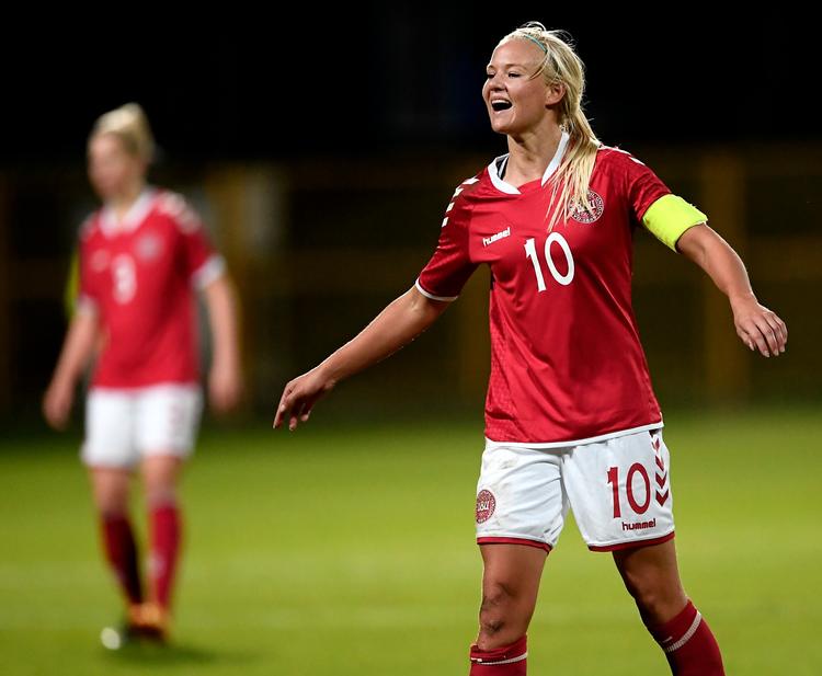 Den danske landsholdsanfører Pernille Harder og holdkammeraterne kan stadig nå at kvalificere sig til VM.
   