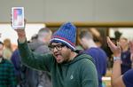 Indiske Shalin Mobi jubler, efter at han har gaflet en af de første iPhone X'er i Apples butik på Union Square i San  Francisco tidligere på måneden. Nu er det kommet frem, at det ikke kun er ørerne, man skal passe på, når det er koldt.  