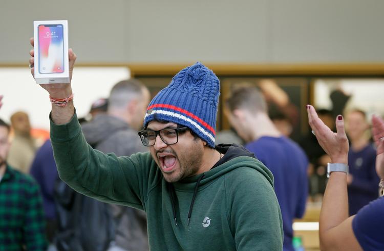 Indiske Shalin Mobi jubler, efter at han har gaflet en af de første iPhone X'er i Apples butik på Union Square i San  Francisco tidligere på måneden. Nu er det kommet frem, at det ikke kun er ørerne, man skal passe på, når det er koldt.  