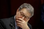 Den demokratiske senator og tidligere komiker Al Franken har undskyldt over for en kvindelig radiovært, der siger, at han i 2006 kyssede hende mod hendes vilje og senere ydmygede hende på et foto.  
 (AP Photo/J. Scott Applewhite)
   