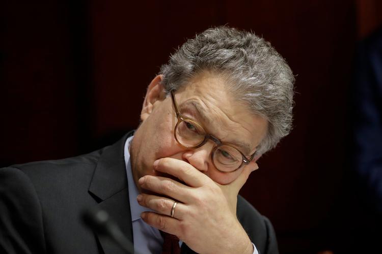 Den demokratiske senator og tidligere komiker Al Franken har undskyldt over for en kvindelig radiovært, der siger, at han i 2006 kyssede hende mod hendes vilje og senere ydmygede hende på et foto.  
 (AP Photo/J. Scott Applewhite)
   