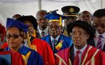 Zimbabwes præsident gennem 37 år, den 93-årige Robert Mugabe, deltager fredag formiddag i en dimissionsfest på et universitet i hovedstaden Harare. Det er hans første offentlige optræden, siden militæret overtog magten i landet onsdag morgen. 