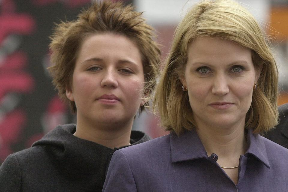 
    Mette Frederiksen, Helle Thorning-Smith og Kristian Madsen,  alle unge Socialdemokrater,  opfordrer partiets ledelse til at bidrage positivt til udlændingedebatten. Det skete tilbage i 2001.
   