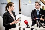 Mette Frederiksen overdrager til justitsministeriet til Søren Pind 29. juni 2015.


   