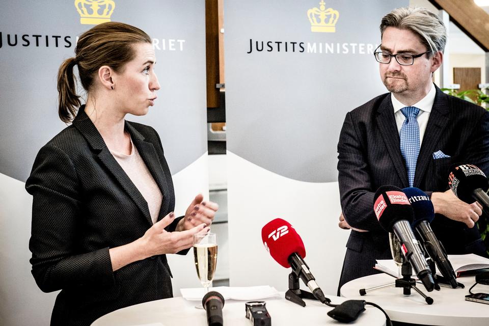 Mette Frederiksen overdrager til justitsministeriet til Søren Pind 29. juni 2015.


   