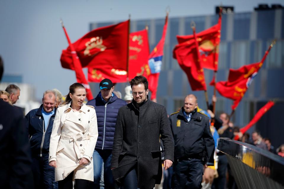 
    Første maj 2017 fejredes blandt andet i Kongens Have i Odense. Socialdemokraternes formand Mette Frederiksen på vej til festpladsen med Odenses borgmester Peter Rahbæk Juel. 
   
