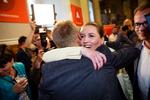 
    Mette Frederiksen (S) får et knus på valgaftenen i 2015.
   