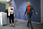 
    Pressemøde i Statsministeriet om beskæftigelsesreformen med økonomi- og indenrigsminister Margrethe Vestager (R), statsminister Helle Thorning-Schmidt (S) og beskæftigelsesminister Mette Frederiksen (S) 30. april 2014.
   