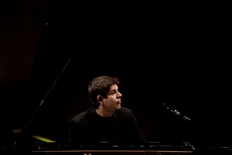 Javier Perianes kan opleves på andre måder end koncertsalen. Radioen giver en anderledes, men god oplevelse. 