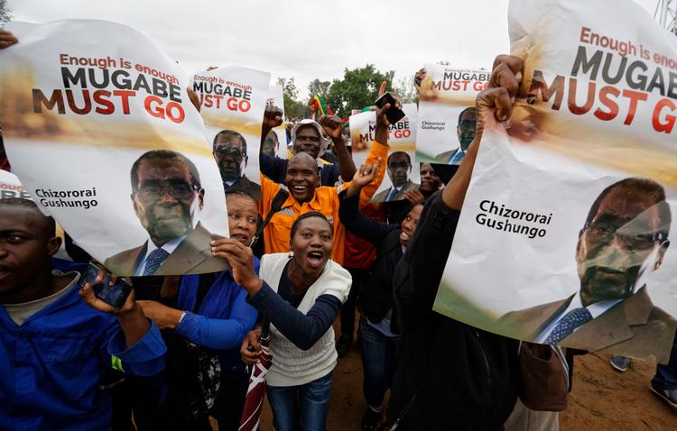 Demonstranter opfordrer Zimbabwes præsident, Robert Mugabe, til at gå af.  
(AP Photo/Ben Curtis)
   