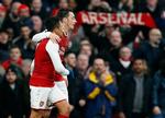 Alexis Sanchez jubler med Mesut Özil over målet til 2-0.  