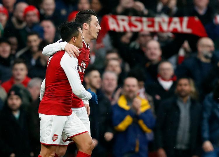 Alexis Sanchez jubler med Mesut Özil over målet til 2-0.  