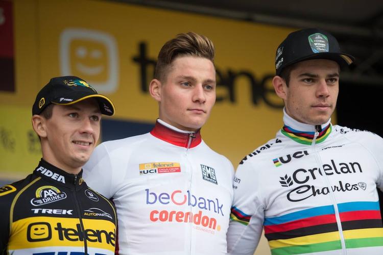 Sådan så podiet ud efter den seneste World Cup-afdeling i Koksijde - Mathieu van der Poel flankeret af sin hollasndske landsmand Lars van der Haar (t.v.) og den belgiske verdensmester Wout van Aert.  