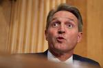 Det er ikke nyt, at Jeff Flake kritiserer sin partifælle i Det Hvide Hus, men han vidste ikke, at hans mikrofon var tændt, da han gjorde det forleden.  