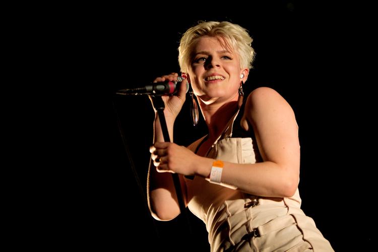 1.993 kvindelige svenske artister står frem med et opråb mod sexisme og krænkelser i musikbranchen. I blandt underskriverne er sangerinder som Robyn, Lisa Nilsson og Zara Larsson. 

   
