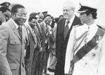 I dette foto fra 16. april 1980 mødes Storbritanniens prins Charles med Robert Mugabe, der to dage senere blev udnævnt til den første premierminister i Zimbabwe. 16. april hed landet stadig Rhodesia. Den britiske guvernør Christopher Soames kigger på. (AP Photo, File)
   
