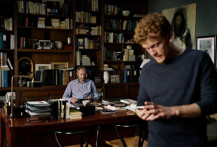 August har sit at se til med Hakim, mens Johannes' forhold til de fleste omkring sig vakler.  