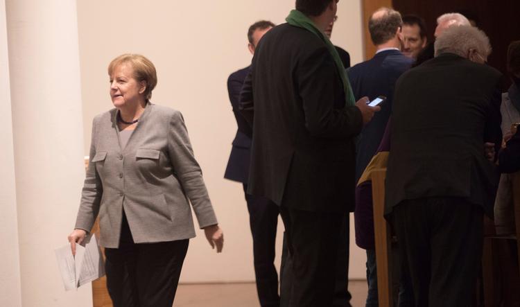 Kansler Angela Merkel på vej til endnu et møde om mulig regeringsdannelse med CDU, CSU, FDP og De Grønne. 