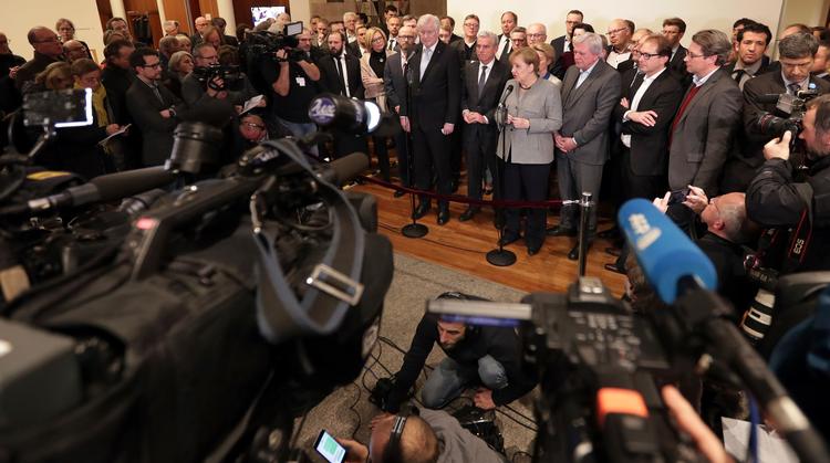 Forbundskansler Angela Merkel står i svær situation efter sammenbruddet i forhandlingerne om en ny tysk regering. 