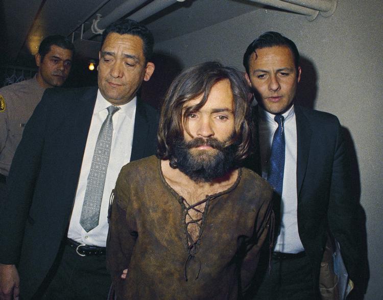 Charles Manson på vej til et retsmøde i 1969 efter at være blevet anholdt i 1969 for drabet på Sharon Tate og flere andre. 