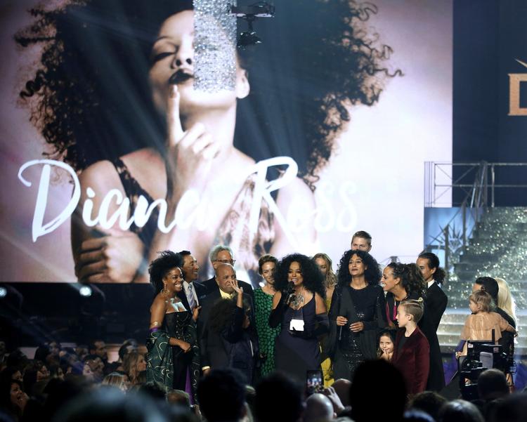 Diana Ross blev hyldet med en pris for en imponerende karriere. Hun spillede et medley af sine største hits. 