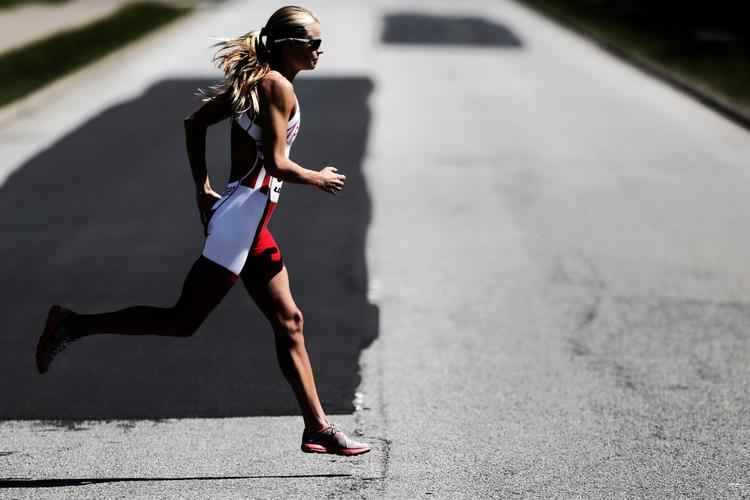  Helle Frederiksen skulle end ikke bruge 9 timer på at svømme 3,4 km, cykle 180 km og afslutte det hele med et 42,195 km langt maratonløb.  dyrker triatlon.
   