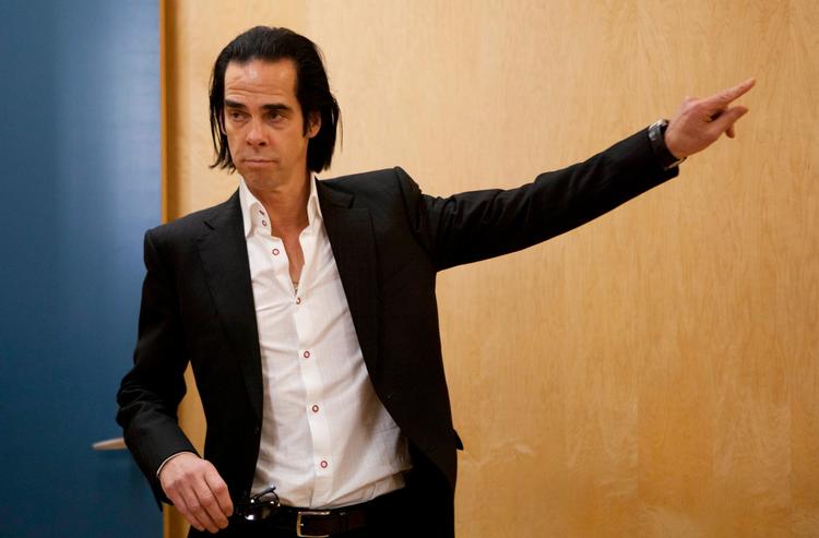 Den australske musiker Nick Cave optrådte i Tel Aviv søndag aften og gør det igen mandag aften på trods af protester. 
Han tager afstand fra en boykot af Israel, selv om mange kunstnere opfordrede ham til at aflyse koncerten. 