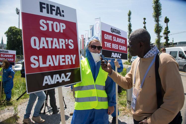 
 Valget af Qatar som vært for fodbold-VM i 2022 har været kontroversielt. Især arbejdsforholdene for tusinder af migrantarbejdere har fået især menneskerettighedsorganisationer til at råbe op. 
