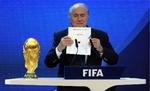 Det var daværende Fifa-boss, den nu korrutionsdømte Sepp Blatter, der udråbte Qatar som vært i 2022.  