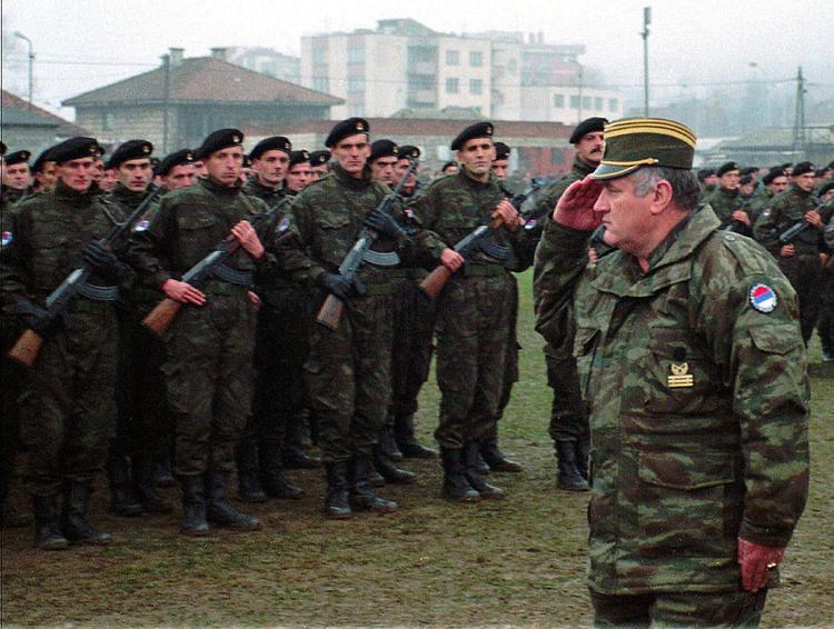 Ratko Mladic var leder af serbernes styrker i Bosnien. Her inspicerer han tropper under den blodige krig. Forleden blev han idømt fængsel på livstid for folkedrab og krigsforbrydelser. 