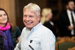 Uffe Elbæk har meldt sin ankomst till valgfesten, men han bør blive væk, hvis det står til hans egen gruppeformand. 