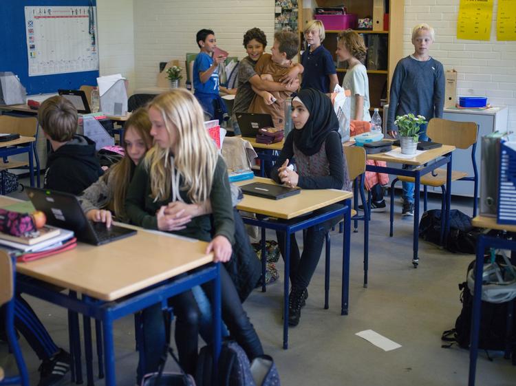Elever i folkeskolen skal være 14 år før, de må bære tørklæder, hvis det er op til V-kandiat Anahita Malkians. 