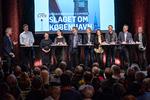 Spidskandidaterne fra de store partier i København til debatmøde. Fra venstre Alex Vanopslagh (LA), Sisse Marie Welling (SF), Ninna Hedeager Olsen (EL), Frank Jensen (S), Cecilia Lonning-Skovgaard (V), Mia Nyegaard (R), Carl Christian Ebbesen (DF), Jakob Næsager (C) og Niko Grünfeld (Å). 