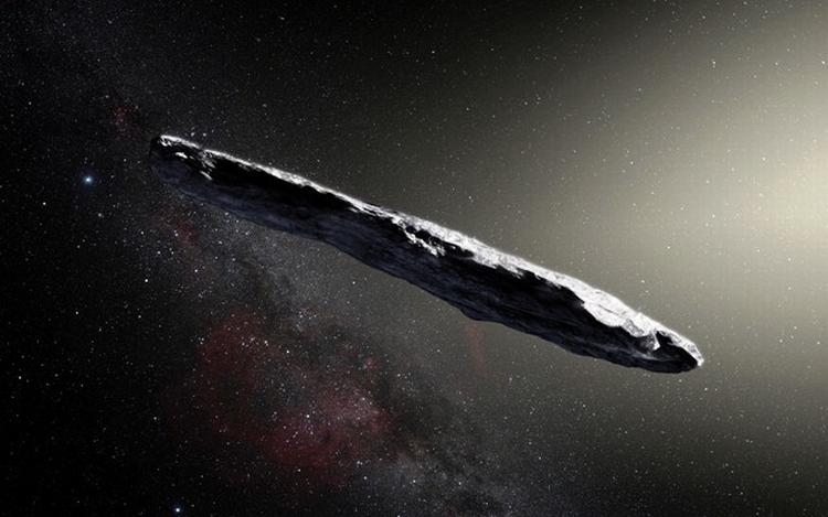Oumuamua har vandret formålsløst rundt i verdensrummet i flere hundrede millioner år. Den kan tage sig nogenlunde sådan ud på nært hold, viser illustrationen fra ESO. 