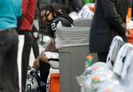 Oakland Raiders' running back Marshawn Lynch sidder på bænken under afspilningen af den amerikanske nationalmelodi.
 