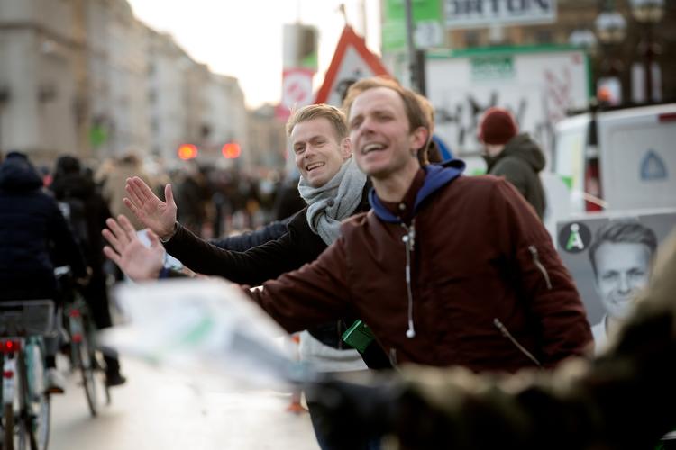 
    Niko Grünfeldt, Alternativets spidskandidat i KBH, deler high fives ud på Dronning Louises Bro i København.
   