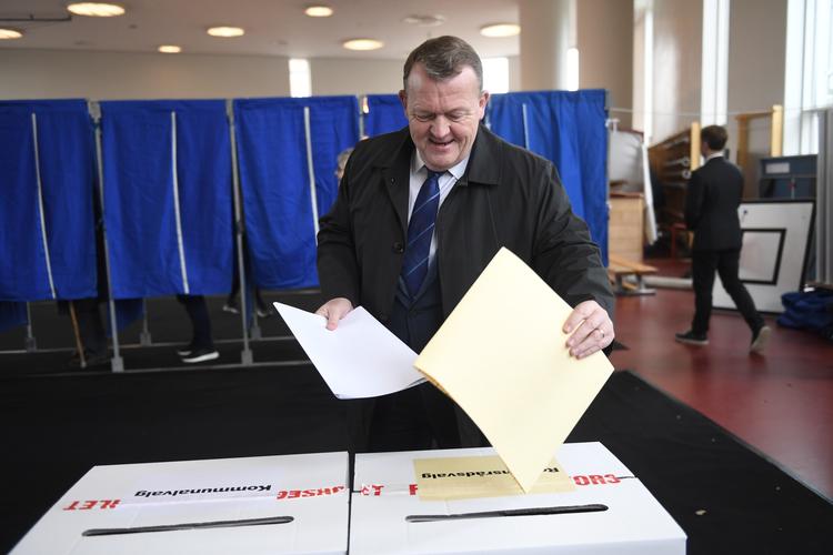 Statsminister Lars Løkke Rasmussen afgiver sin stemme til kommunal- og regionsvalget på Nyboder Skole i København. 