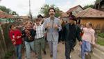 Den fiktive - og noget uheldige tv-reporter - Borat i sin hjemby inden afgangen fra Kasakhstan til USA. 