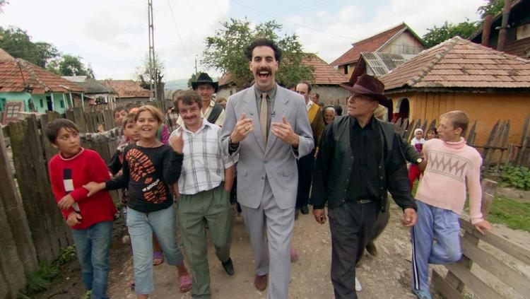 Den fiktive - og noget uheldige tv-reporter - Borat i sin hjemby inden afgangen fra Kasakhstan til USA. 