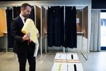 
    Aarhus' socialdemokratiske borgmester Jacob Bundsgaard stemmer i Vejlby-Risskov Hallen i  landets næststørste by. Hans parti håber at erobre flere borgmesterposter end for fire år siden. 
   